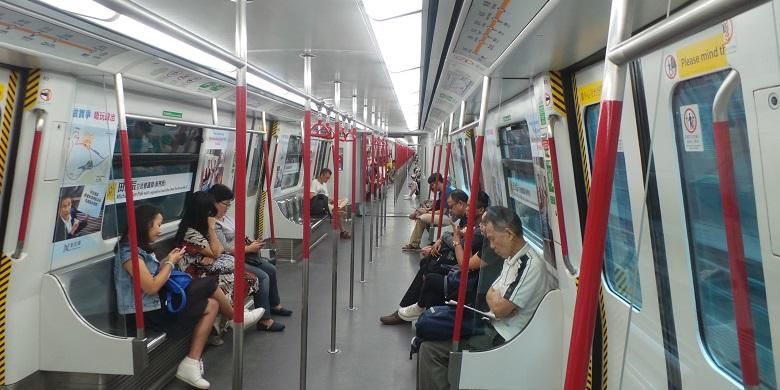 Suasana transportasi Mass Transit Railway (MTR) Hongkong, Kamis (16/6/2016). Moda transportasi MTR menghubungkan daerah-daerah di Hongkong melalui jalur di atas permukaan laut hingga di bawah permukaan laut.