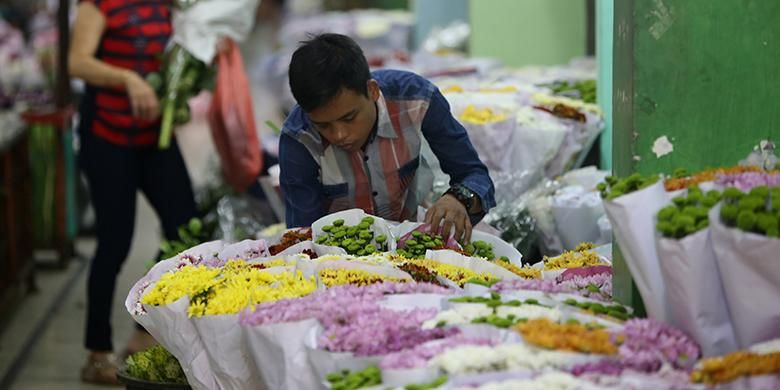 Pedagang menata bunga di Pasar Bunga Rawa Belong, Jakarta Barat, Selasa (21/6/2016).  Sejumlah pedagang mengaku pesanan hiasan bunga meningkat menjelang peringatan HUT ke-489 Kota Jakarta.