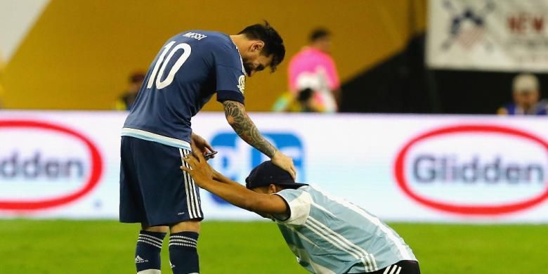 Seorang suporter bersimpuh di depan Lionel Messi setelah pertandingan antara Argentina dan Amerika Serikat pada semifinal Copa America di NRG Stadium, Houston, Rabu (22/6/2016) pagi WIB.