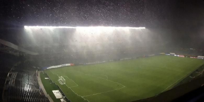 Laga semifinal Copa America Centenario antara Kolombia dan Cile sempat tertunda karena hujan deras pada Selasa (22/6/2016) waktu setempat.