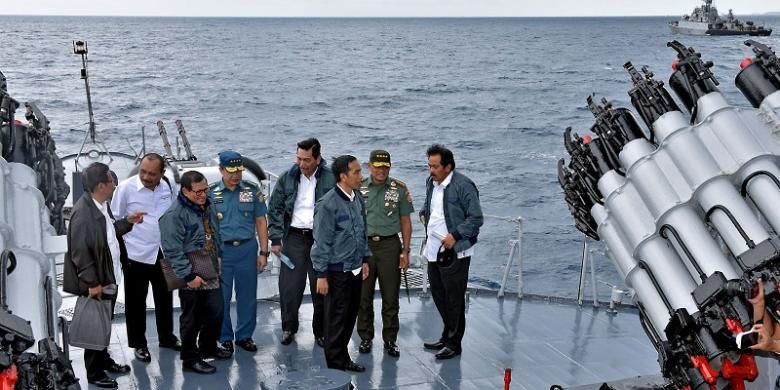 Presiden Joko Widodo meninjau kawasan perairan Natuna dari atas KRI Imam Bonjol, Kamis (23/6/2016).