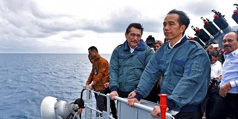 Presiden Joko Widodo meninjau kawasan perairan Natuna dari atas KRI Imam Bonjol, Kamis (23/6/2016).