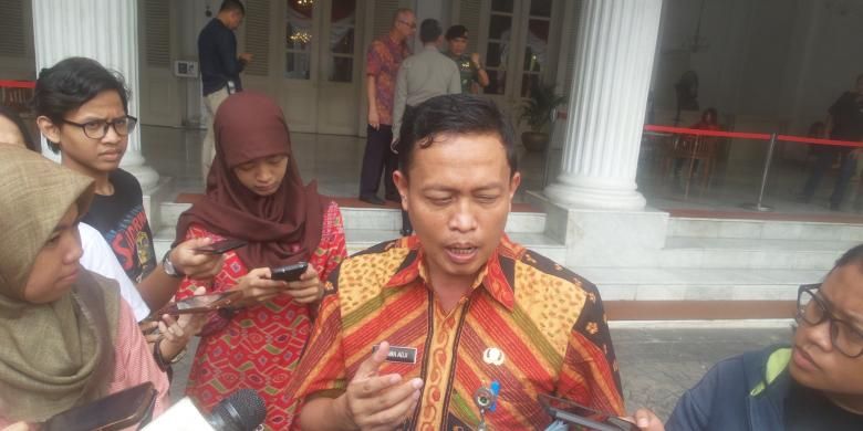 Kepala Dinas Kebersihan DKI Jakarta Isnawa Aji di Balai Kota, Jumat (24/6/2016)