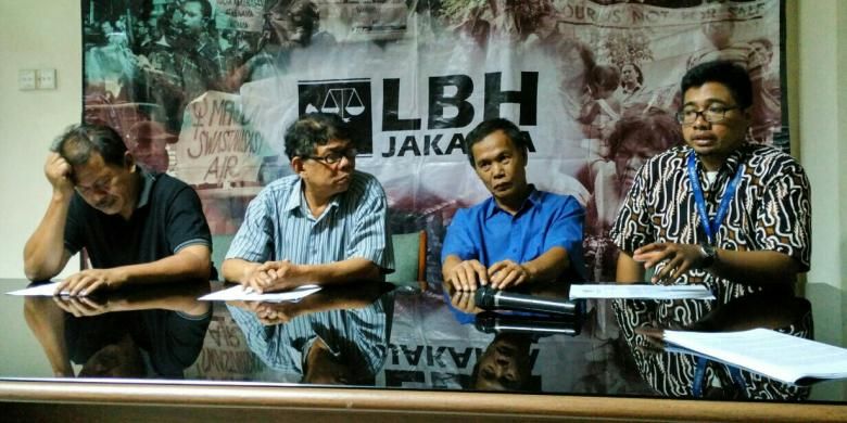Warga eks pemilik lahan untuk pembangunan Rusun Petamburan, Tanah Abang, Jakarta Pusat, melakukan konferensi pers terkait pemenuhan hak mereka dalam pembangunan rusun tersebut. Konferensi pers dilakukan di LBH Jakarta, Jumat (24/6/2016).