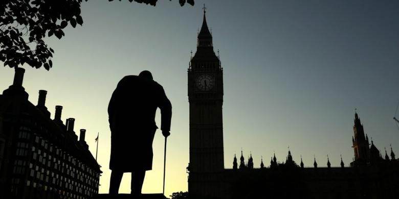 Foto patung Winston Churchill menghadap Houses of Parliament London, Jumat (24/6/2016).