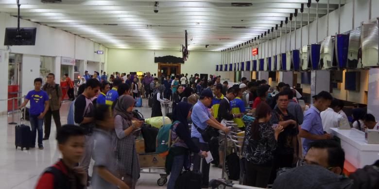 Antrean penumpang di depan counter check in Terminal 1 Bandara Soekarno-Hatta, Minggu (26/6/2016). 