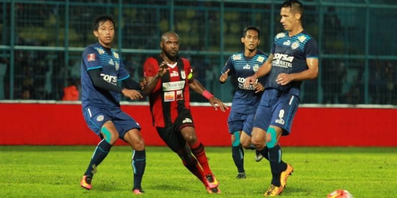 Arema Cronus dan Persipura Jayapura bermain imbang tanpa gol pada lanjutan TSC di Stadion Kanjuruhan, Minggu (26/6/2016).