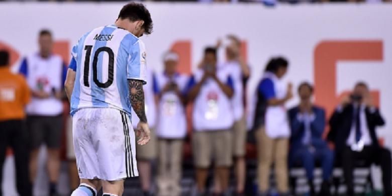 Lionel Messi terlihat kecewa seusai gagal menyelesaikan eksekusi penalti pada final Copa America 2016, Minggu (26/6/2016). 
