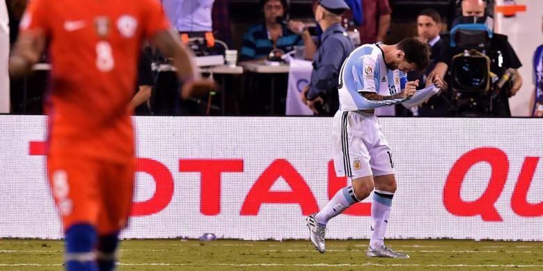 Ekspresi Lionel Messi setelah gagal menuntaskan eksekusi dalam adu penalti Argentina melawan Chile pada final Copa America di MetLife Stadium, Minggu (26/6/2016) atau Senin pagi WIB.
