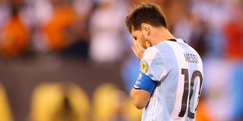 Lionel Messi meratapi kegagalan mengekeskusi penalti saat Argentina melawan Cile pada final Copa America di MetLife Stadium, Minggu (26/6/2016) atau Senin pagi WIB.