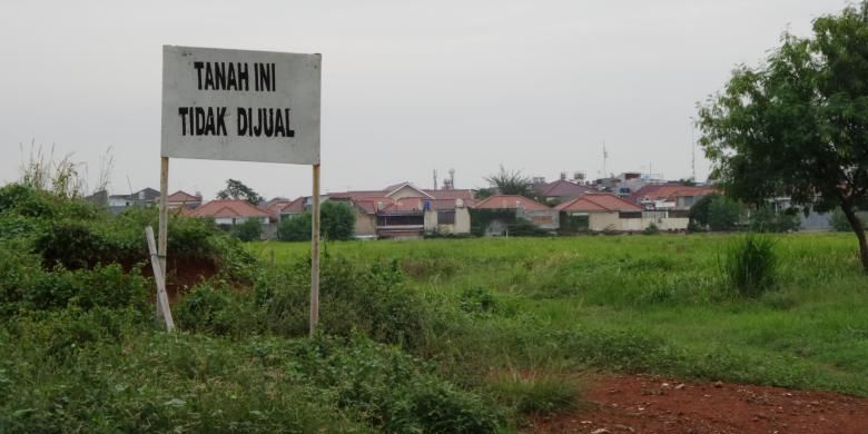 Kondisi lahan kosong di RW 07 Kelurahan Cengkareng Barat, Jakarta Barat, Senin (27/6/2016). Lahan kosong ini diduga merupakan lahan untuk pembangunan rusun Cengkareng Barat yang kini bermasalah karena masuk temuan yang tercantum dalam laporan hasil pemeriksaan (LHP) BPK atas laporan keuangan Pemerintah Provinsi DKI Jakarta tahun 2015. 