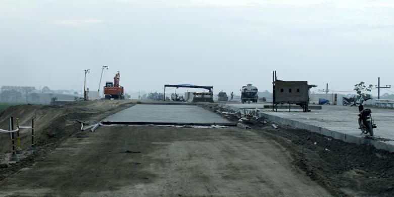 Kondisi aktual Tol Kertosono-Mojokerto ruas Mojokerto Barat-Mojokerto Utara, Senin (27/6/2016). PT Marga Harjaya Infrastruktur akan menggenjot pembangunan demi bisa difungsikan saat mudik Lebaran 2016.