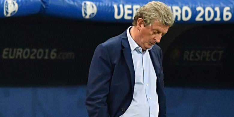 Gerak tubuh pelatih tim nasional Inggris, Roy Hodgson, saat menyaksikan aksi pasukannya melawan Islandia pada pertandingan babak 16 besar Piala Eropa 2016 di Stadion Allianz Riviera, Nice, Senin (27/6/2016).
