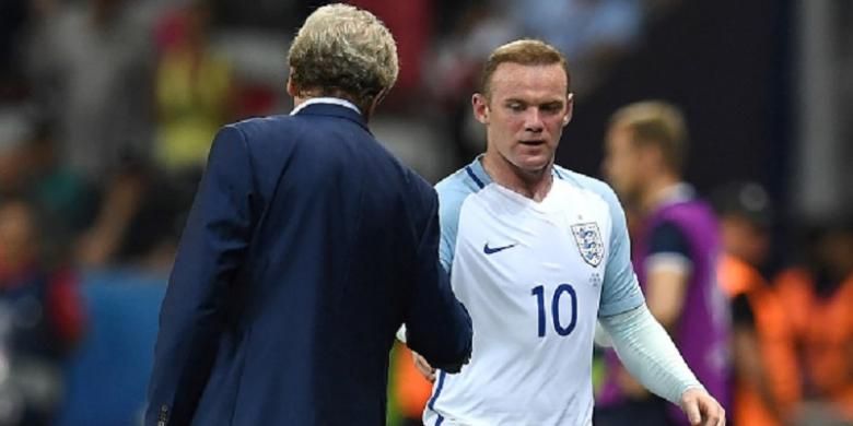 Wayne Rooney ditarik keluar oleh Roy Hodgson saat Inggris hadapi Islandia pada babak 16 besar Piala Eropa 2016, Senin (27/6/2016).