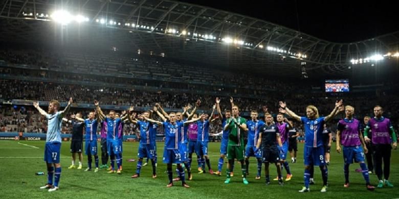 Para pemain Islandia merayakan keberhasilan mengalahkan Inggris pada babak 16 besar Piala Eropa 2016, Senin (27/6/2016). 