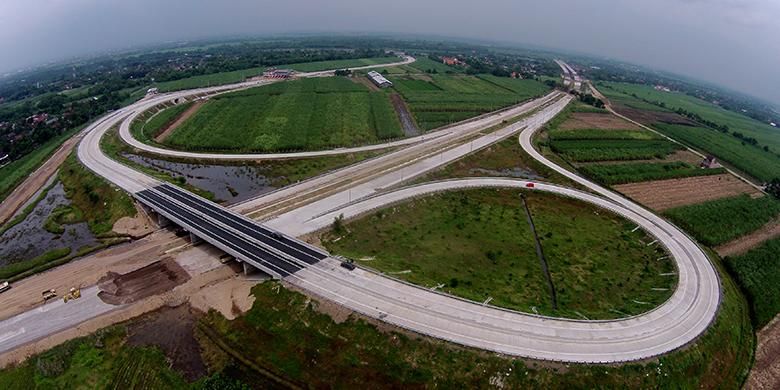 Suasana ruas jalan tol Mojokerto Barat - Mojokerto Utara, Jawa Timur, difoto dari udara, Selasa (28/06/2016). Ruas jalan tol ini akan digunakan sementara untuk jalur mudik Lebaran 2016.