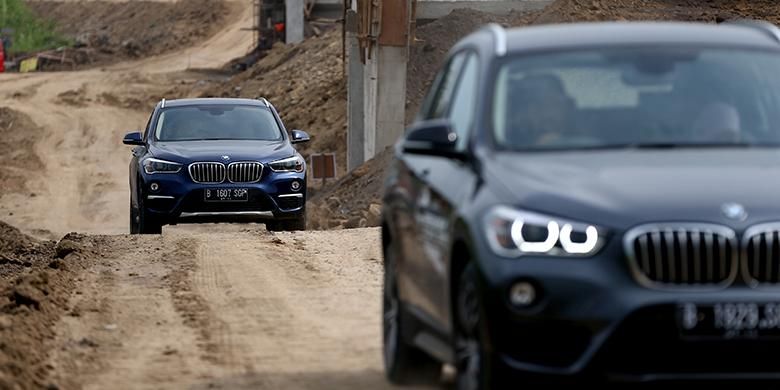 BMW X1 di ruas jalan tol Mojokerto Barat - Mojokerto Utara, Jawa Timur, Selasa (28/06/2016). Ruas jalan tol ini akan digunakan sementara untuk jalur mudik Lebaran 2016.