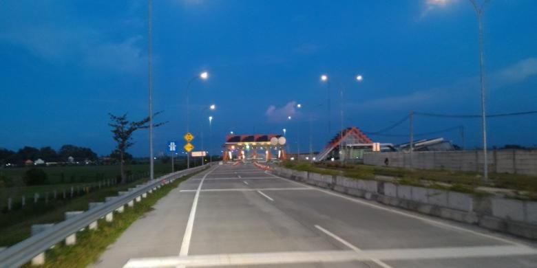 Ruas Jombang-Bandar Kedungmulyo sepi pengendara. Gambar diambil Selasa (29/6/2016).