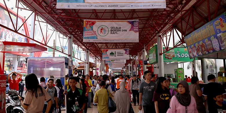 Pengunjung memadati Jakarta Fair Kemayoran 2016 di JIExpo, Kemayoran, Jakarta Pusat, Minggu (12/6/2016). Acara tahunan dalam rangka merayakan HUT Ke-489 Kota Jakarta tersebut diikuti sekitar 2700 peserta pameran dan dimeriahkan ratusan musisi Tanah Air, berlangsung 10 Juni-17 Juli.