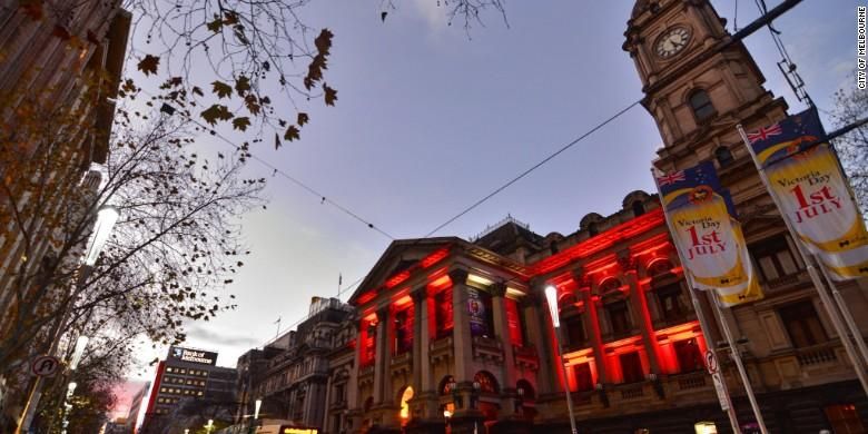 Melbourne Town Hall yang disinari cahaya merah dan putih sebagai bentuk belasungkawa dan dukungan kepada Turki pasca bom di Bandara Ataturk, Istanbul, Turki.
