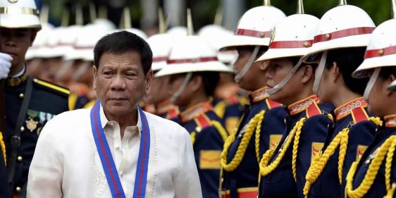 Presiden terpilih Filipina Rodrigo Duterte memeriksa pasukan sebelum acara pelantikan kepala Polisi Nasional Filipina, Ronald Dela Rosa, di Kamp Crame, Manila, 1 Juli 2016. Rodrigo menjadi Presiden Ke-16 Filipina setelah unggul dari 4 kandidat lainnya.