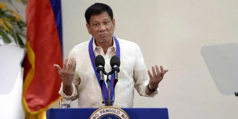 Presiden terpilih Filipina Rodrigo Duterte berpidato dalam acara pelantikan Kepala Polisi Nasional Filipina Ronald Dela Rosa, di Camp Crame, Manila, Jumat (1 Juli 2016). Rodrigo menjadi Presiden Ke-16 Filipina setelah unggul dari 4 kandidat lainnya.