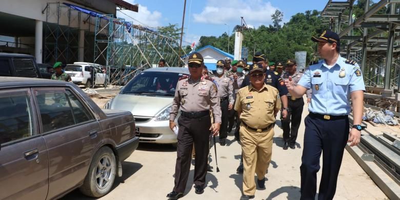 Kapolda Kalimantan Barat Brigjen Pol Musyafak didampingi sejumlah perwakilan instansi dan lembaga saat meninjau kondisi arus mudik di PLBN Entikong (2/7/2016)