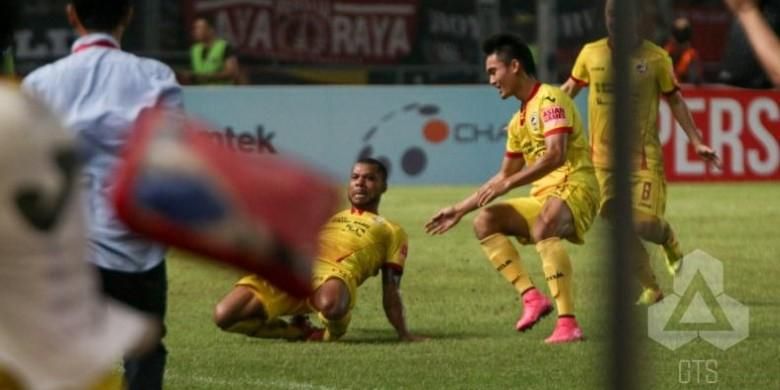 Selebrasi pemain Sriwijaya FC, Hilton Moreira, seusai menjebol gawang Persija di SUGBK, Jakarta, Jumat (24/6/2016) malam. Seusai gol Hilton, laga itu dihentikan karena ricuh penonton. 