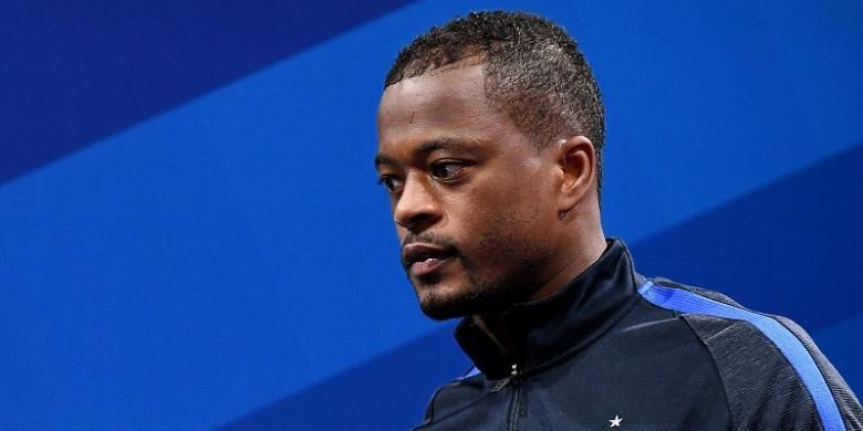 Bek Perancis, Patrice Evra, menghadiri sesi konferensi pers di Clairefontaine en Yvelines, 30 Juni 2016.