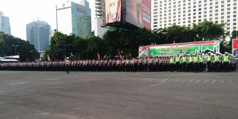 Aparat gabungan Polisi, TNI, Satpol PP, dan unsur lain melakukan apel pasukan di halaman Mapolda Metro Jaya, jelang malam Takbiran. Selasa (5/7/2016)