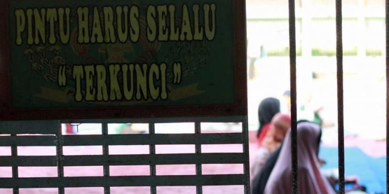 Warga binaan menjalankan ibadah shalat Idul Fitri di Lembaga Pemasyarakatan (Lapas) Kelas IIA Pontianak, Kalimantan Barat, Rabu (6/7/2016). Ada lebih dari 450 warga binaan yang ada di lapas ini, Sebanyak 293 orang di antaranya mendapat remisi khusus hari besar keagamaan.