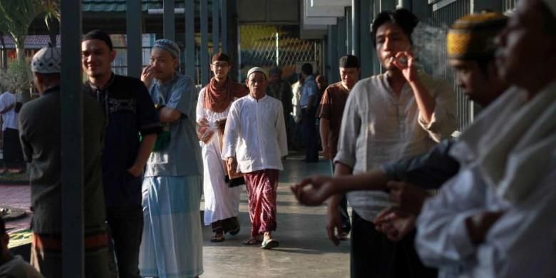 Warga binaan bersiap menjalankan ibadah Shalat Idul Fitri di Lembaga Pemasyarakatan (Lapas) Kelas IIA Pontianak, Kalimantan Barat, Rabu (6/7/2016). Ada lebih dari 450 warga binaan yang ada di lapas ini, Sebanyak 293 orang di antaranya mendapat remisi khusus hari besar keagamaan.