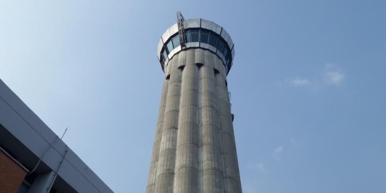 Tampak tower tempat pemandu lalu lintas udara bekerja di Jakarta Air Traffic Service Center (JATSC) Airnav Indonesia di Bandara Soekarno-Hatta, Selasa (5/7/2016).