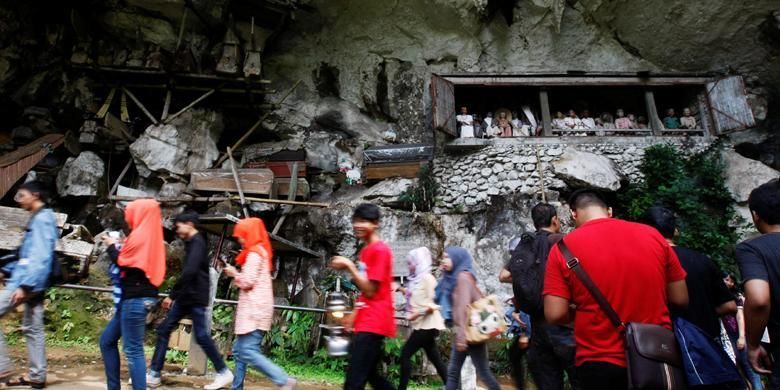 Para wisatawan berkunjung ke pemakaman di gua masyarakat Toraja di Londa, Rantepao, Tana Toraja, Sulawesi Selatan, Sabtu (28/12/2013). 