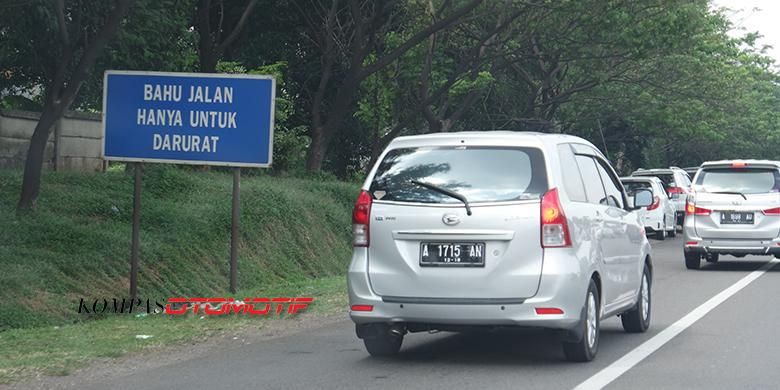 Pengemudi kerap kali melanggar peruntukan bahu jalan di jalan tol.