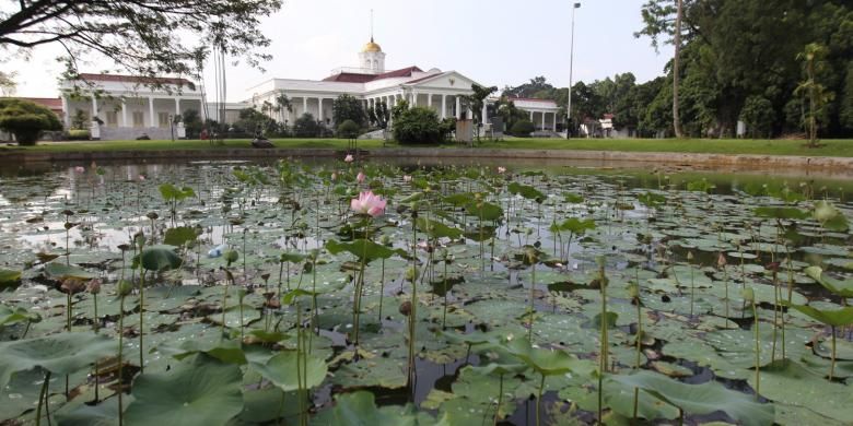 Pemandangan Istana Bogor, di Kebun Raya Bogor, Bogor, Jawa Barat, Jumat (8/7/2016). Pada H 3 Lebaran dimanfaatkan wisatawan untuk mengunjungi obyek wisata.