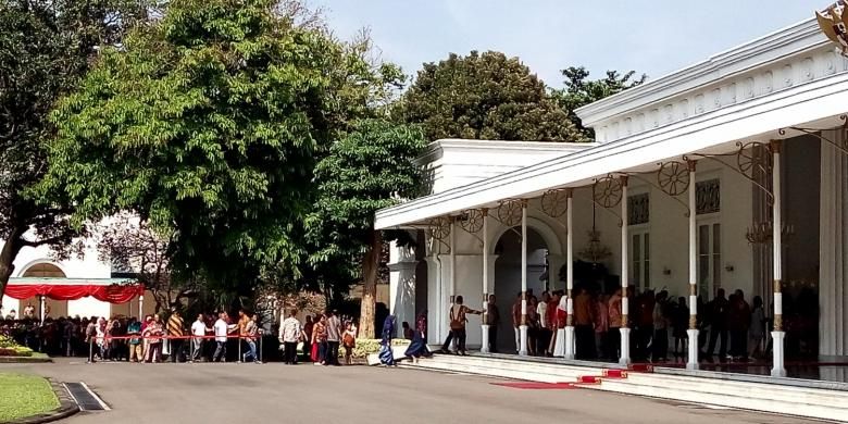 Masyarakat Yogyakarta saat antri untuk bersalaman dengan Presiden Joko Widodo dan Iriana Joko Widodo