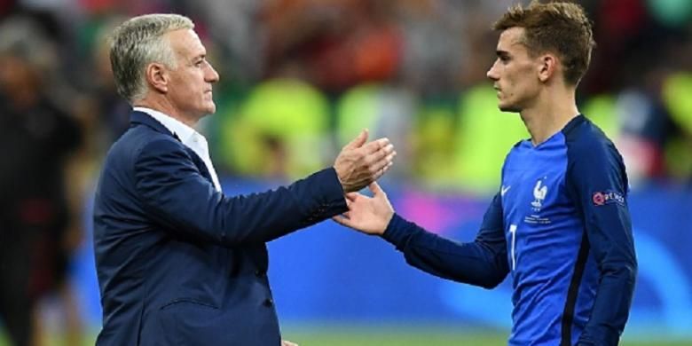 Didier Deschamps menyalami Antoine Griezmann seusai Perancis kalah dari Portugal pada final Piala Eropa 2016, Minggu (10/7/2016).