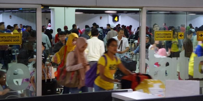 Sejumlah penumpang pesawat keluar dari pintu kedatangan Terminal 1B Bandara Soekarno-Hatta, Senin (11/7/2016) malam. Penumpang yang baru tiba memenuhi bandara setelah melakukan perjalanan libur panjang saat Lebaran 2016.