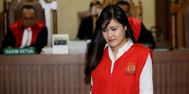 Terdakwa Jessica Kumala Wongso memasuki ruang sidang sebelum menjalani sidang saksi kasus pembunuhan Wayan Mirna Salihin di Pengadilan Negeri Jakarta Pusat, Selasa (12/7/2016). Jessica diduga menaruh zat sianida ke dalam kopi yang diminum Mirna di Cafe Olivier, Grand Indonesia, Januari 2016 lalu.
