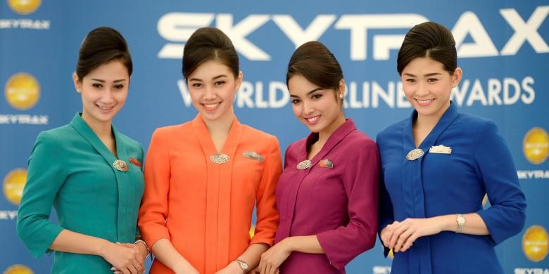 Garuda Indonesia Raih World Best Cabin Staff - Para pramugari Garuda Indonesia melakukan performer usai menerima penghargaan Worldâ??s Best Cabin Staff dari Skytrax yang berbarengan dengan ajang pameran kedirgantaraan Farnborough Air Show 2016 di Farnborough, Inggris, Selasa (12/7). Penghargaan ini merupakan yang ketiga kalinya bagi Garuda Indonesia.
Kompas/Wawan H Prabowo