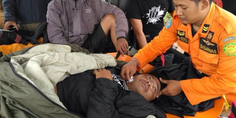 Tim medis Basarnas Mataram saat memberikan pertolongan pada korban pendaki Gunung Rinjani, Jumat (15/7/2016).