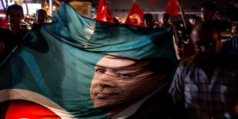 Para pendukung Erdogan di kota Antalya, turun ke jalan membawa bendera Turki dan poster sang presiden sebagai bukti dukungan mereka terhadap pemerintah.