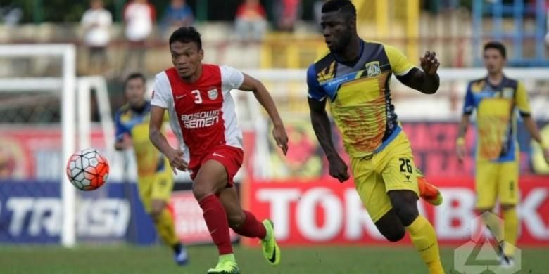 Penyerang PSM, Ferdinand Sinaga (kiri) adu cepat dengan bek Persiba Balikpapan, Dirkir Kohn Glay di Stadion Andi Mattalatta, Makassar, Sabtu (16/7/2016). 