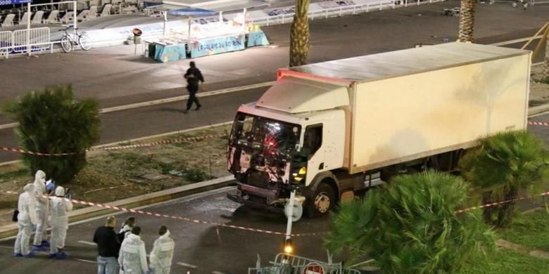 Truk lori yang digunakan dalam serangan teror di Nice, Perancis selatan, Kamis (14/7/2016) malam.