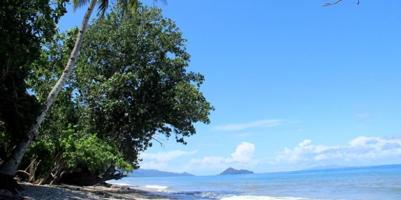 Pesona Pantai Wamsoba, Namrole, Kabupaten Buru Selatan, Maluku, akhir April 2016 lalu. Pantai itu kini menjadi ikon wisata di Buru Selatan. Selain zona rekreasi, pemerintah juga mengembangkan zona komersial di sekitar pantai itu. 