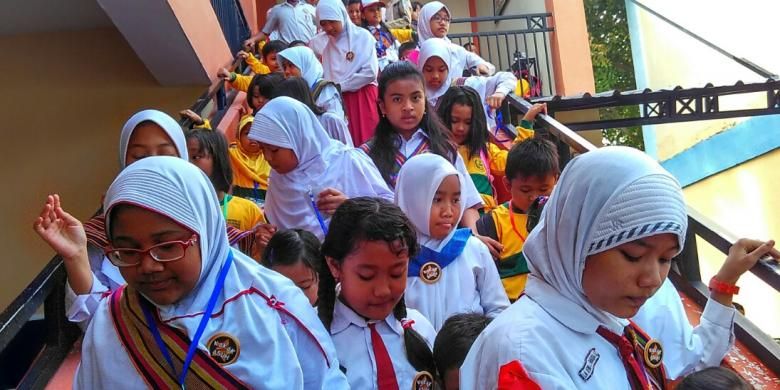 Para kakak asuh di SDN 2 Cakranegara menemani murid kelas satu, mengenali lingkungan sekolah.