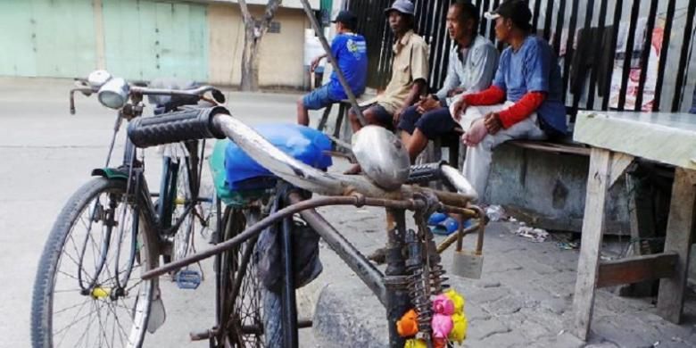 Para pengojek sepeda di Pelabuhan Sunda Kelapa, Jakarta Utara, tengah menunggu penumpang, Minggu (10/7). Di era ojek daring saat ini, ojek sepeda di Sunda Kelapa tetap bertahan. Para penumpangnya, antara lain, pegawai perkantoran di pelabuhan, awak kapal, hingga buruh angkut. 