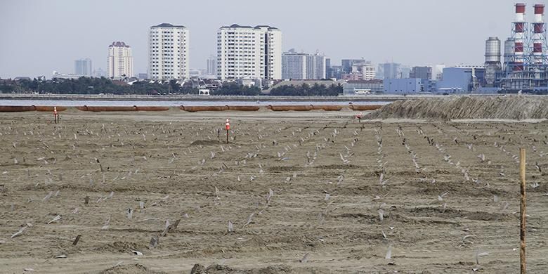 Suasana proyek pembangunan reklamasi Teluk Jakarta di kawasan Pantai Utara, Jakarta Utara, Rabu (11/5/2016). Kementerian Lingkungan Hidup dan Kehutanan menghentikan sementara proyek reklamasi Pulau C, D, dan G, lantaran dinilai melanggar izin dan perundang-undangan mengenai lingkungan hidup.