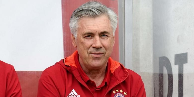 Pelatih Bayern Muenchen, Carlo Ancelotti, mendampingi timnya sebelum laga persahabatan kontra Lippstadt, 16 Juli 2016.